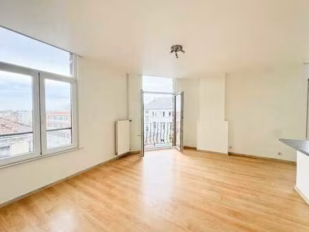 ? studio rénové avec balcon - très lumineux