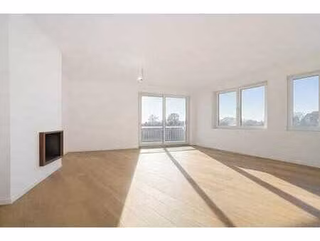 dieweg: appart de coin 2ch avec terrasses entièrement rénové