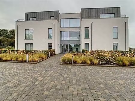 appartement deux/trois chambres avec emplacements de parking