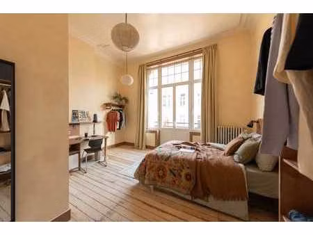 chambres dans une maison avec espace extérieur