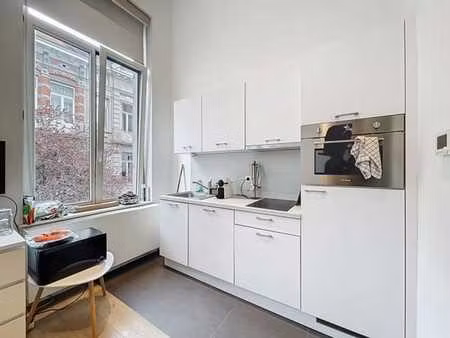 saint-gilles - studio mezzanine meublé lumineux avec balcon