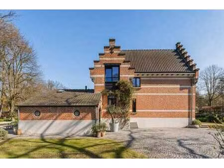 ancienne maison de concierge sur un magnifique terrain