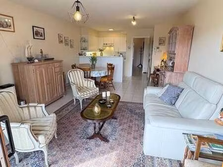 appartement ensoleillé d'une chambre à coucher avec coin nui