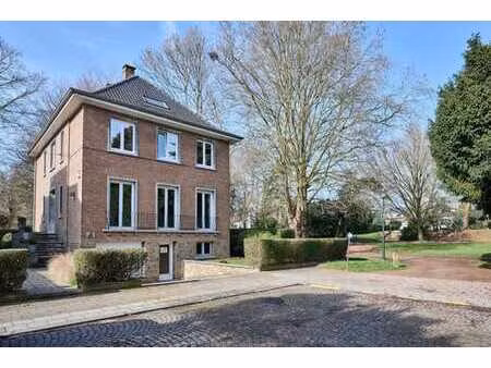 spacieuse maison de maître avec 5 chambres  garage et jardin