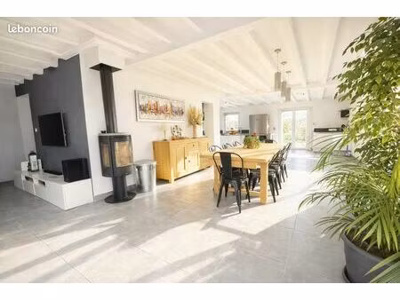 ? maison familiale rénovée – 130m² – grande pièce de vie 60m² – terrain 1790m² – aucun tra