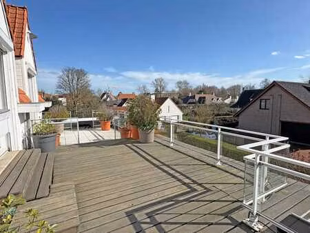grand appartement ensoleillé avec grandes terrasses.