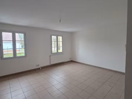 f3 dans petit village avec école primaire