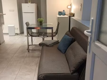 appartement meublée + débarras 7 m2 et petite cours sechilienne