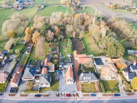 bâtiment ouvert à rénover avec une superficie de 2 636 m²