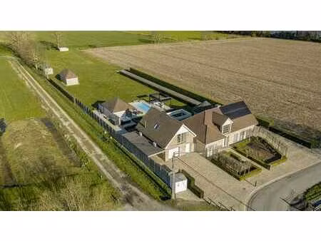 villa de luxe avec piscine et espace wellness