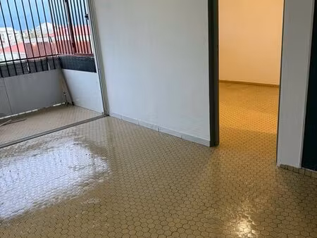 location t2 lumineux avec balcon – cayenne