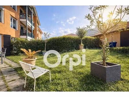 rez-de-jardin entièrement rénové avec jardin privatif de 99 m² et garage