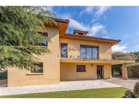 maison familiale avec espaces indépendants et beau potentiel d?