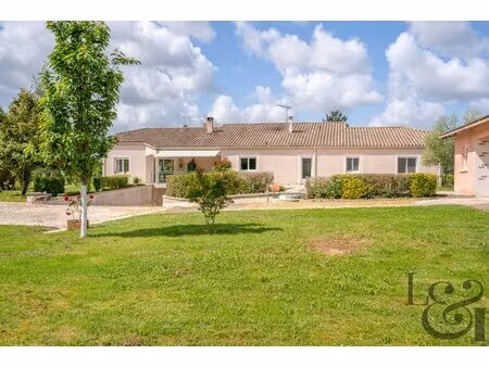 agréable maison en bord de lot avec piscine et terrain d'environ 5 495 m² à casseneuil