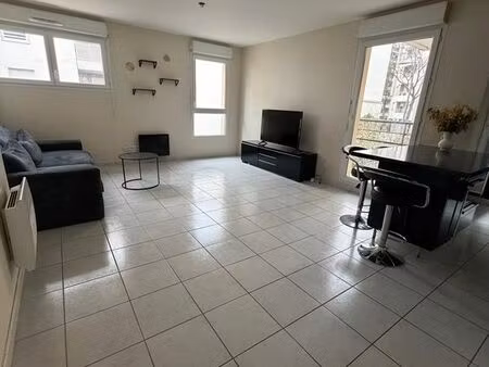 joli type 2 meublé proche metro république