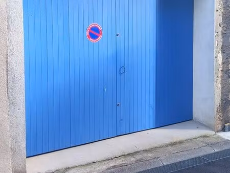 emplacement de stationnement dans un grand garage