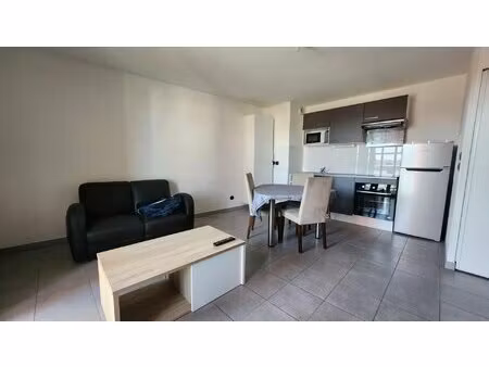 appartement lumineux de 3 pièces avec balcon et parking  56 5 m²