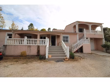 maison de 210 m2. terrain de 860 m2.