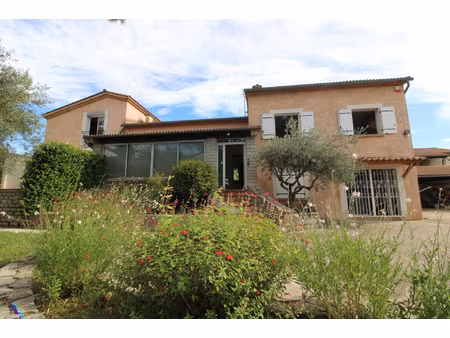 villa 5 chambres grand terrain garage.