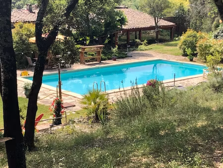 mas 750 m2. terrain 7 hectares.