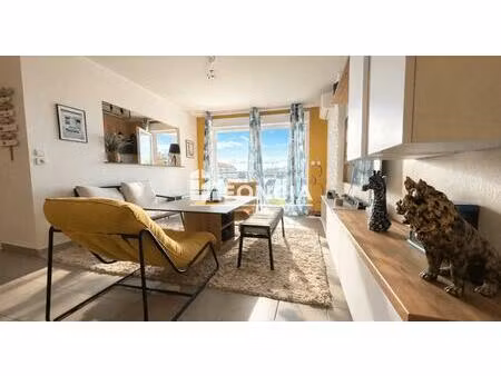 fréjus  grand appartement 2 pièces au calme  bonne exposition  grande terrasse  parking pr