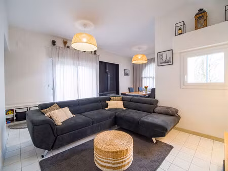 pavillon jumelé avec jardin geaune