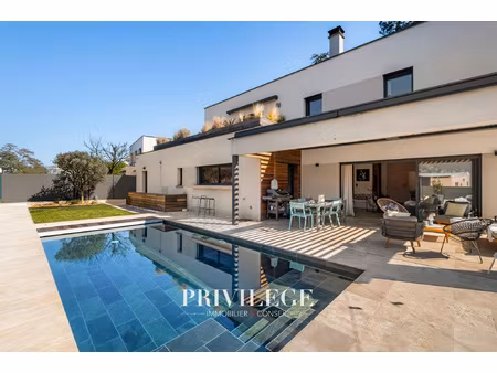 maison d'architecte de 242 m2 avec vue et piscine