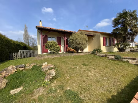 quartier calme maison trois chambres + bureau