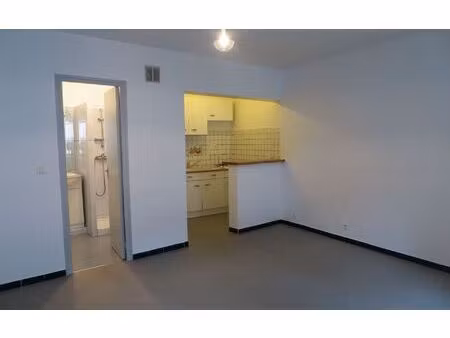 location appartement  m² t-1 à villeneuve-de-berg  380 €