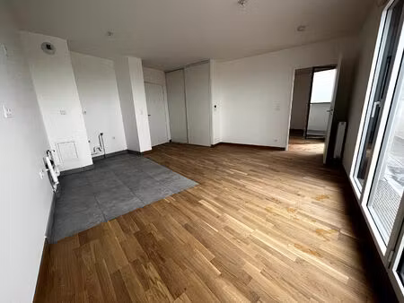 appartement 2 pièces avec terrasse dernier étage - 1 115 68 euros/mois cc