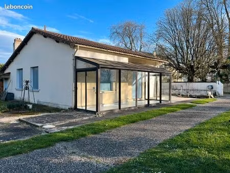 maison de campagne dans joli hameau charentais