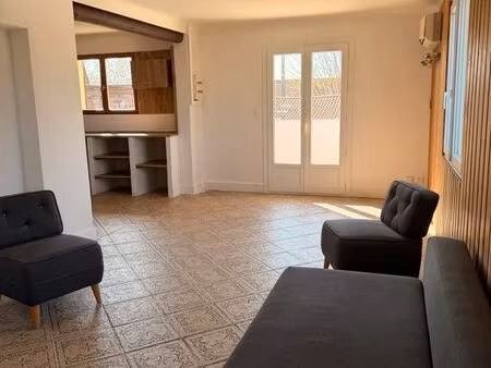 à louer – appartement f3 avec terrasse et parking privatif – vauvert