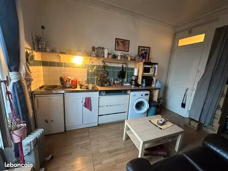 beau studio meublé   dans de l'ancien   bon état