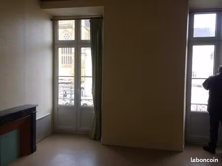 loue appt t2 evron plein centre ville