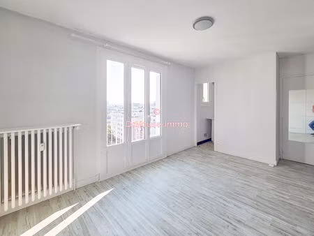 charmant studio avec balcon à tours