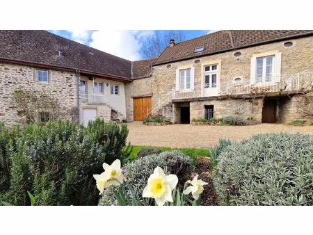 propriété composée de deux habitations et dépendances