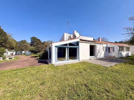 'biche' longère rénovée située dans un cadre verdoyant