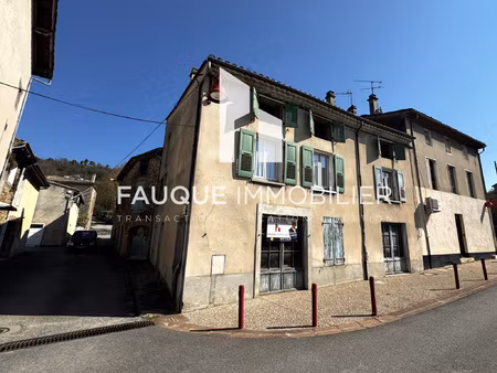 maison de village avec grand potentiel  dépendances et garag