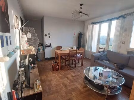 t3 traversant très lumineux secteur chu avec balcons et parking