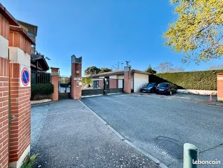 place de parking extérieure – résidence sécurisée