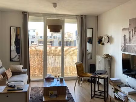 grand studio 35 m² avec cuisine séparée – lumineux