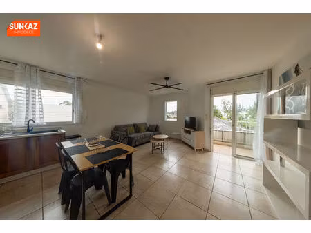 a louer : t2 meuble de 40m² à saint-pierre  terre-sainte - loyer 850 €cc - disponible de s