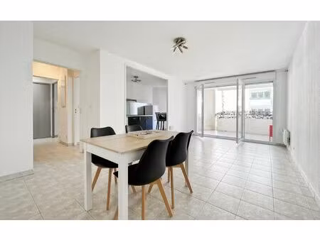 location appartement  m² t-2 à marseille 8  950 €