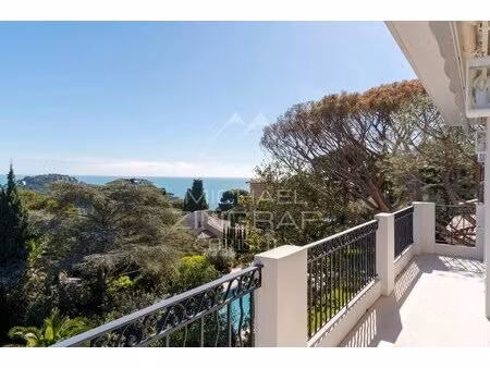 penthouse rénové avec superbe vue mer