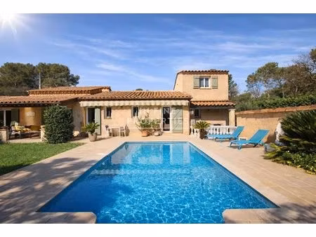 villa avec piscine au calme