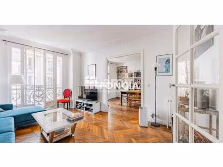 bel appartement familiale dans un immeuble pierre de taille