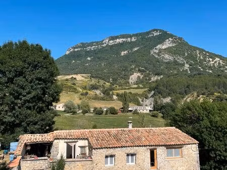maison en pierre en pleine nature