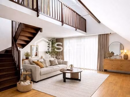 superbe duplex traversant avec séjour cathédrale  lumineux  au calme et à 10 min du métro.