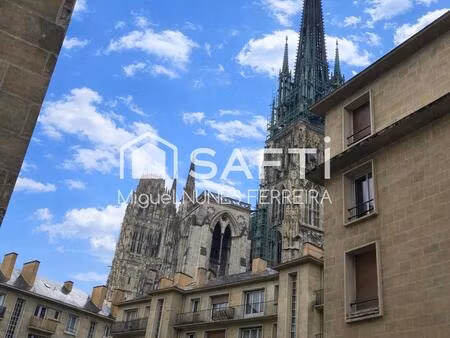 studio avec cuisine séparée et balcon vue cathédrale