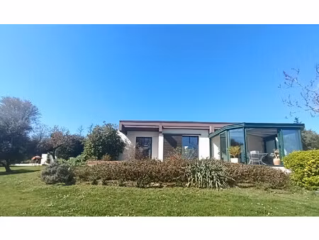 signature architecturale 1980 : un refuge de lumière er de natu